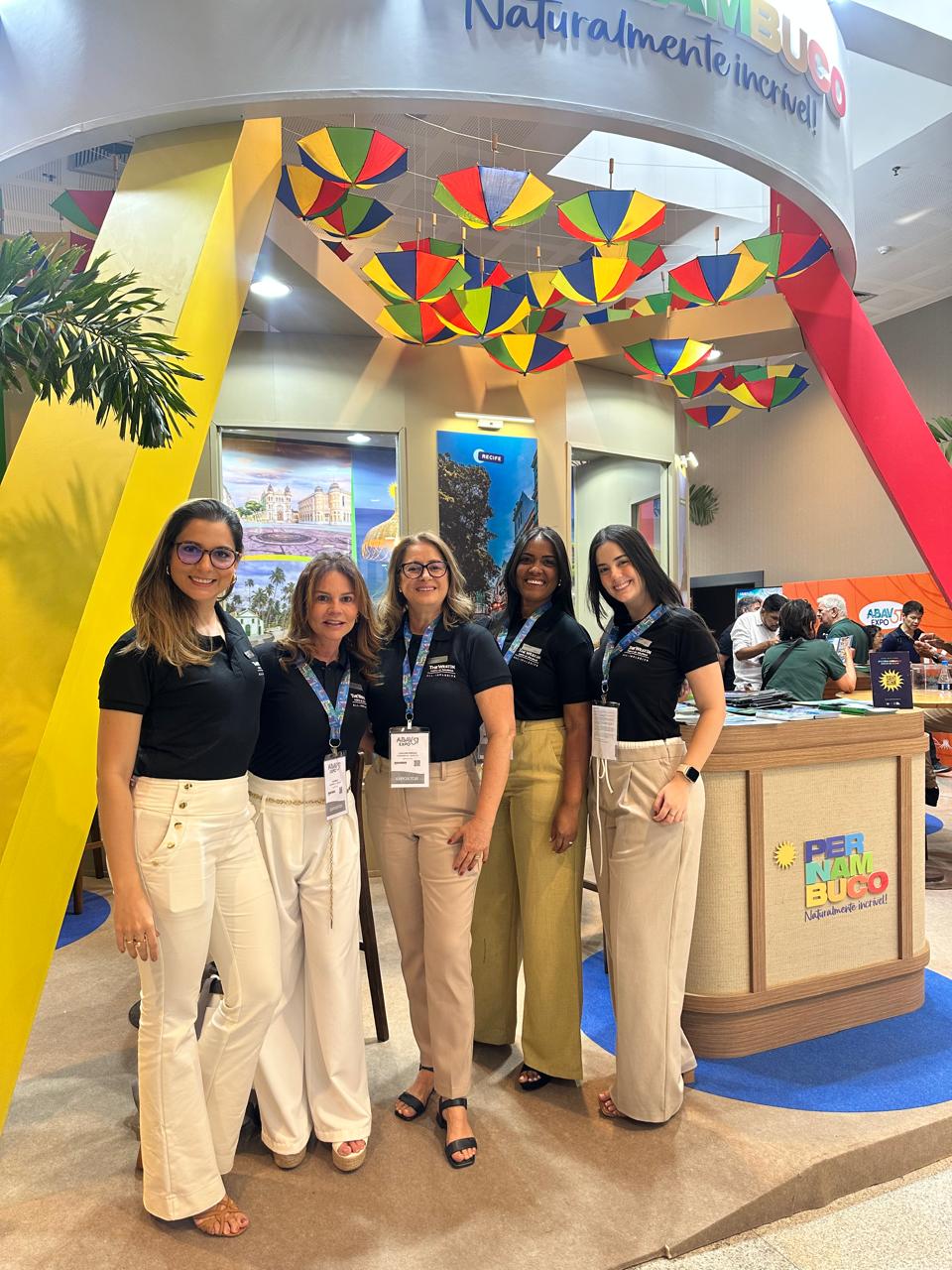 Foto por divulgação Gabriela Freire (revenue), Ana Helena Malheiros (diretora comercial), Lucilene Araújo (executiva comercial), Maria Lima (gerente de reservas) e Tayna Valença (supervisora de reservas)